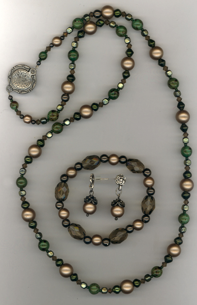 Gift For The Holidays ~ Vintage Green Beaded Jewelry Set